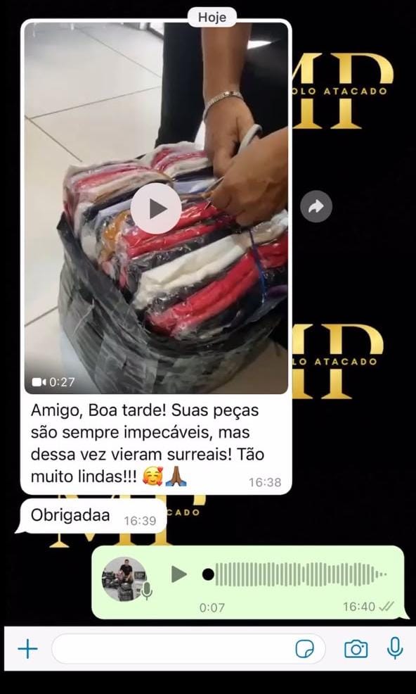 Cliente mostrando os produtos recebidos e comentando positivamente